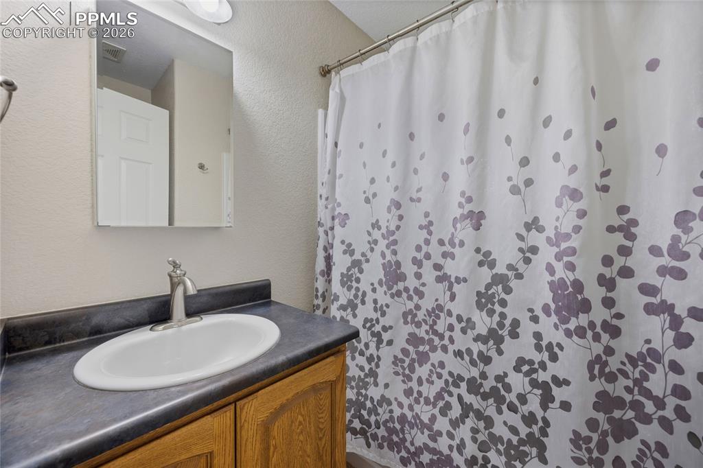 Image 27 of 36: Bathroom