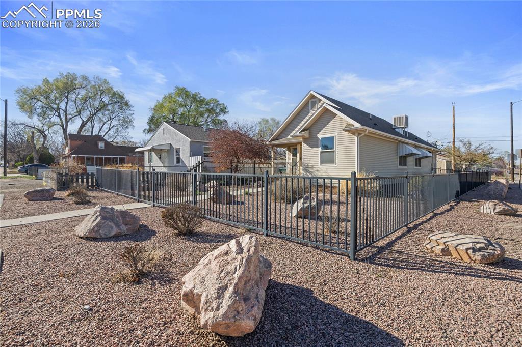 Image 4 of 36: Side of Structure