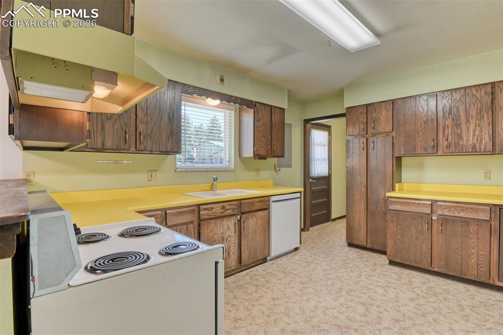 Image 11 of 35: Kitchen