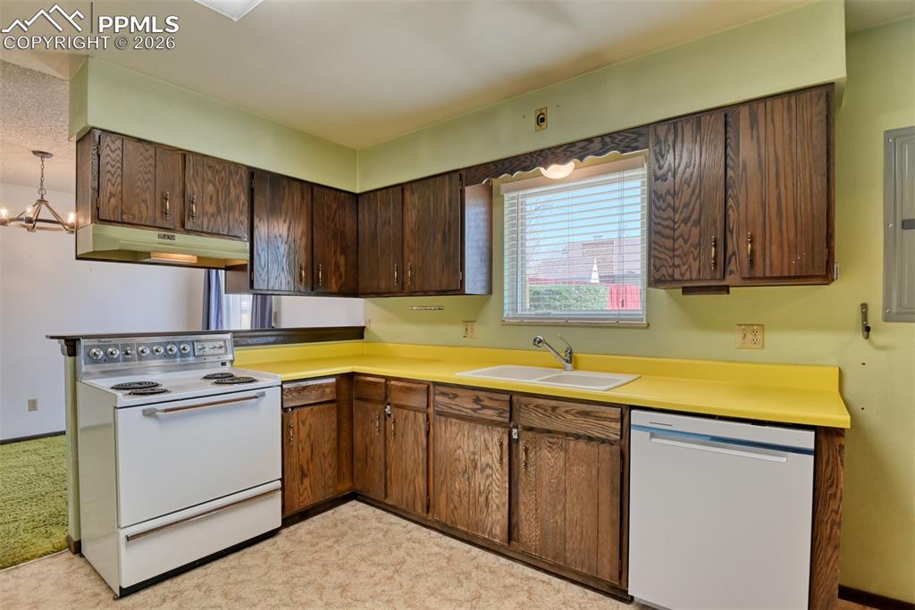 Image 12 of 35: Kitchen