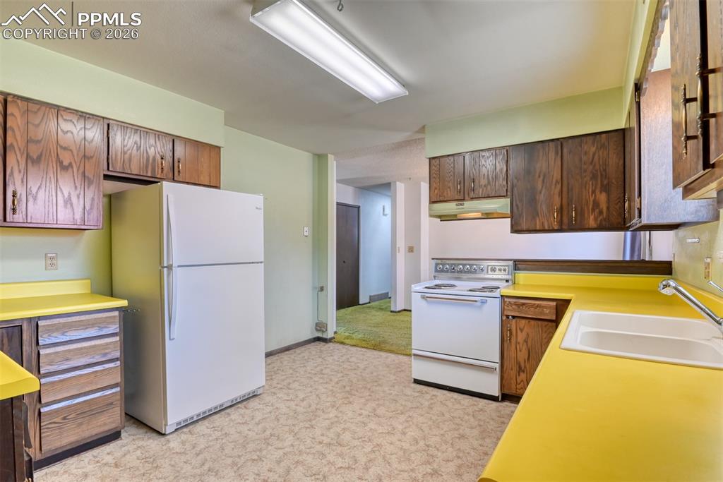 Image 13 of 35: Kitchen