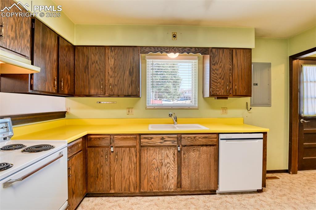 Image 14 of 35: Kitchen