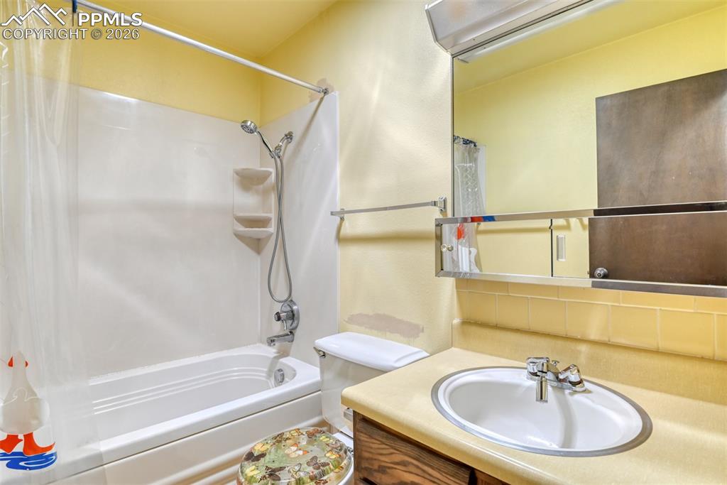 Image 22 of 35: Bathroom