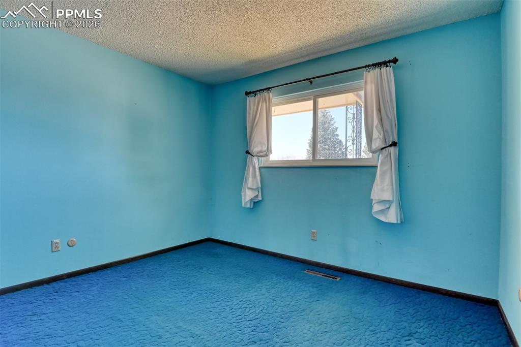 Image 23 of 35: Bedroom