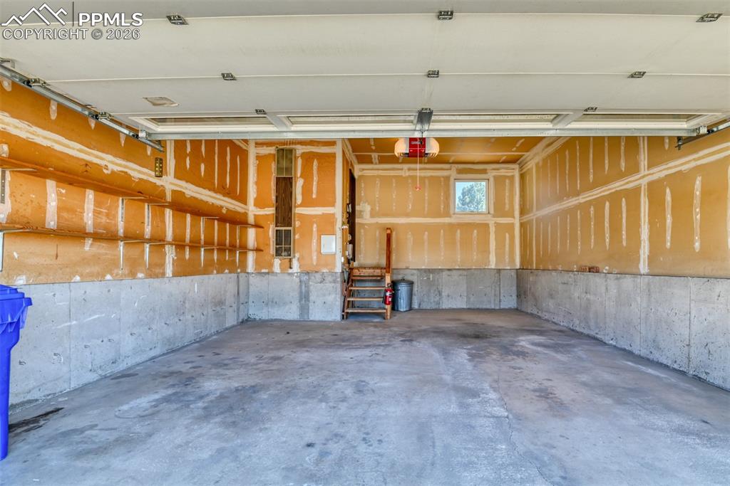 Image 28 of 35: Garage