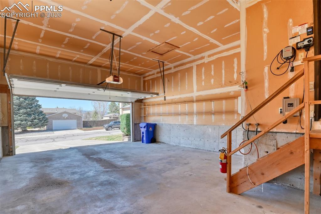 Image 29 of 35: Garage