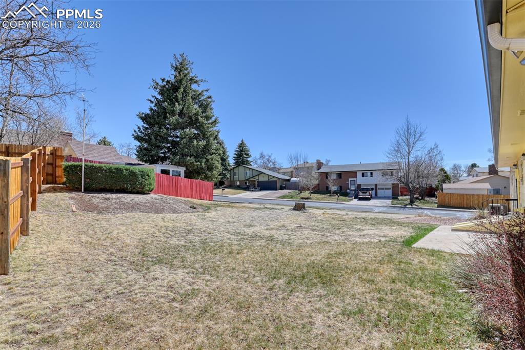 Image 30 of 35: Yard