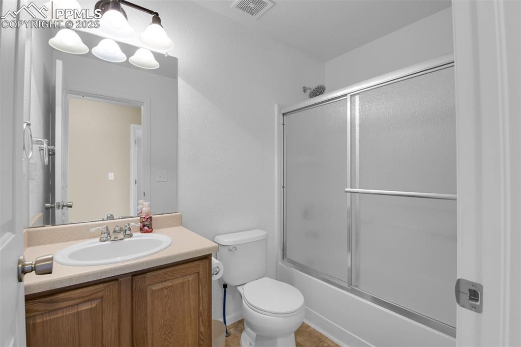 Image 29 of 50: Full Bathroom on Upper Level