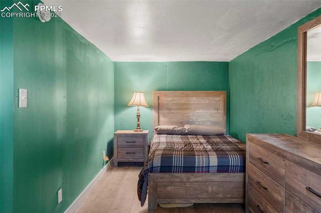 Image 13 of 25: Bedroom