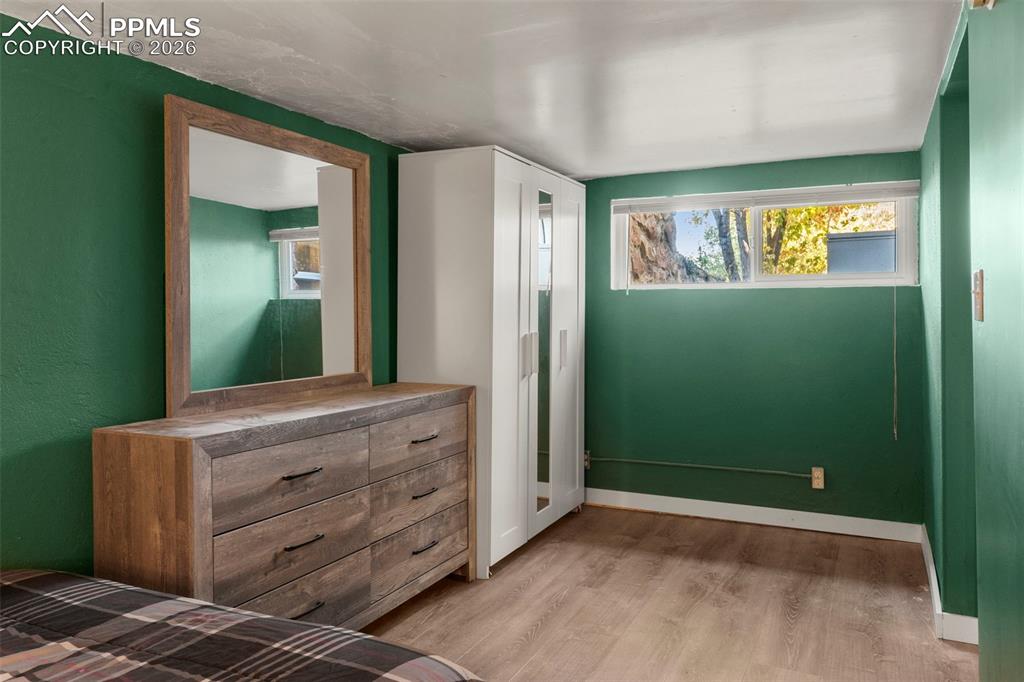 Image 14 of 25: Bedroom