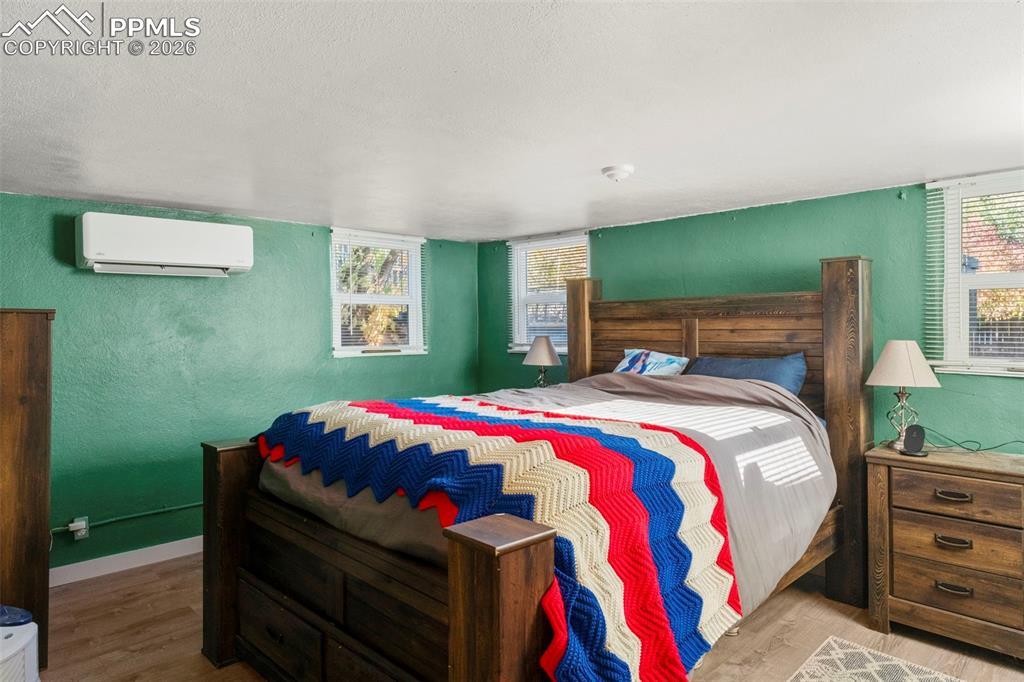 Image 15 of 25: Bedroom