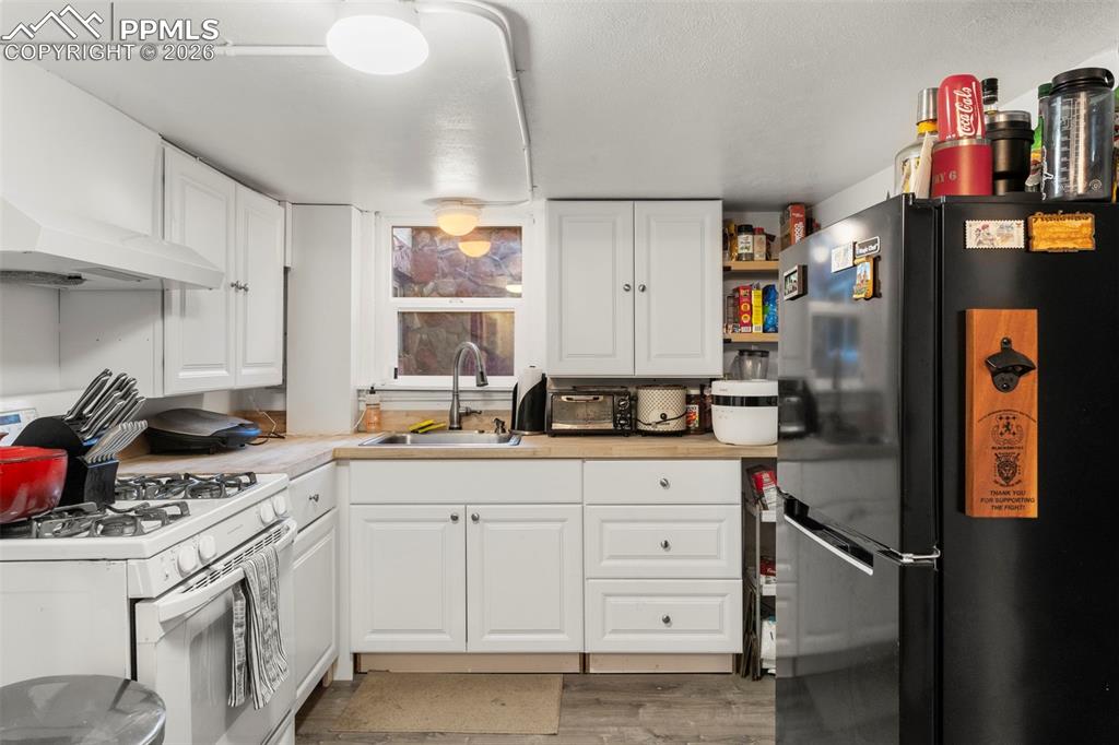 Image 16 of 25: Kitchen