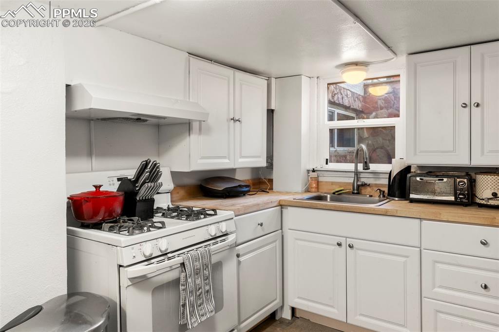 Image 17 of 25: Kitchen