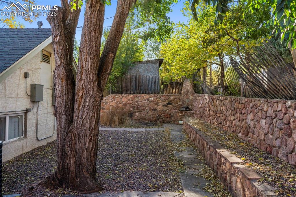 Image 23 of 25: Yard