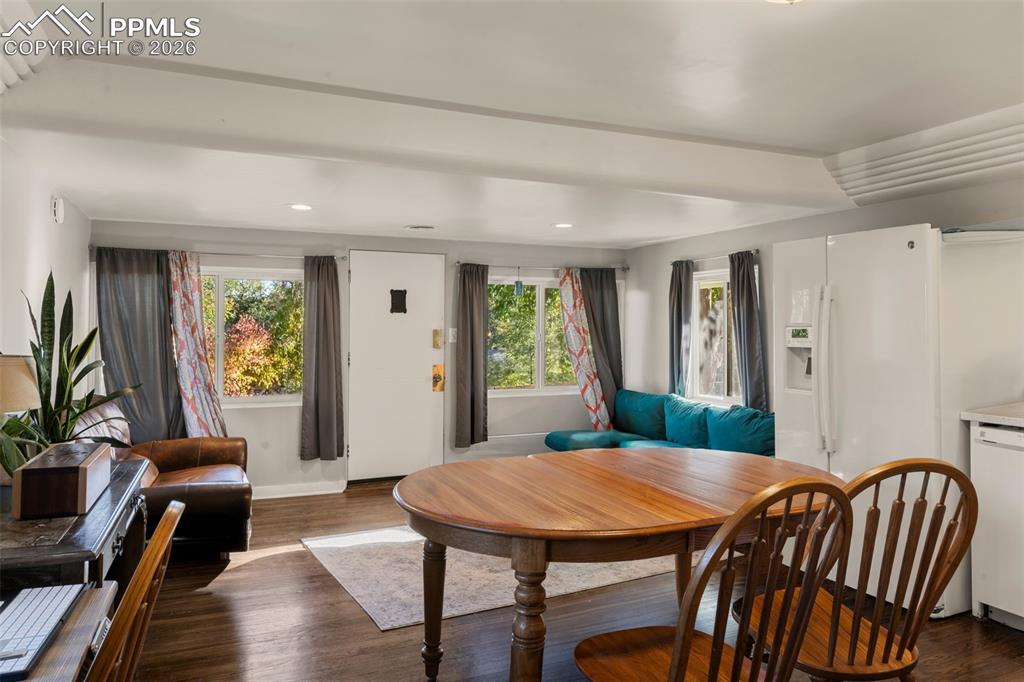 Image 3 of 25: Dining Area