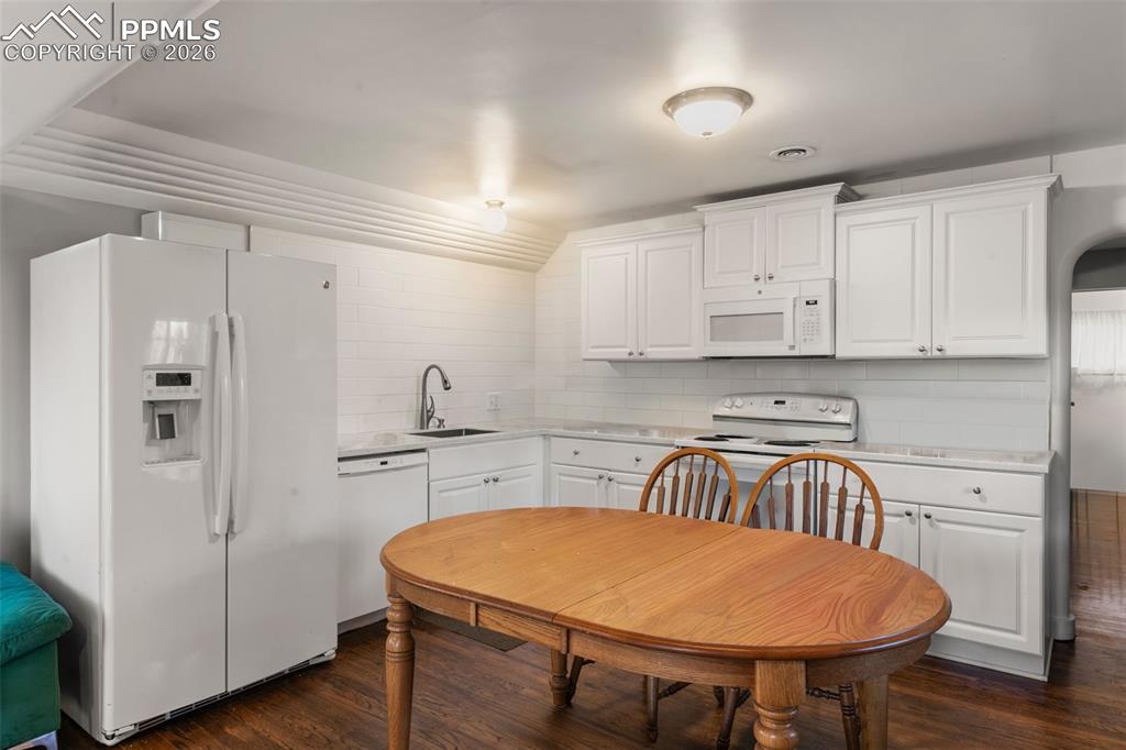 Image 4 of 25: Kitchen