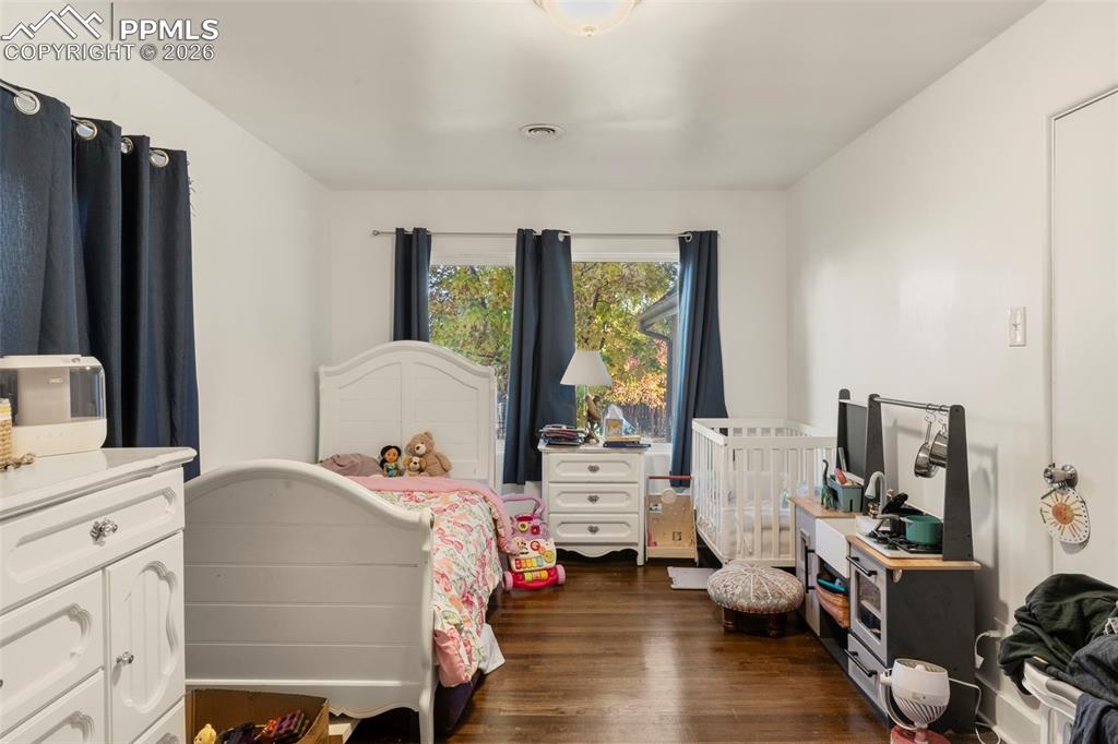 Image 8 of 25: Bedroom