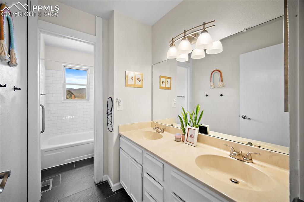 Image 17 of 47: Bathroom