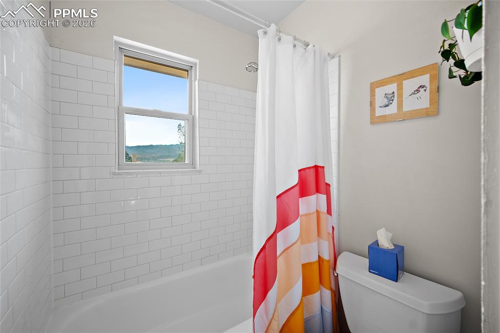 Image 18 of 47: Bathroom
