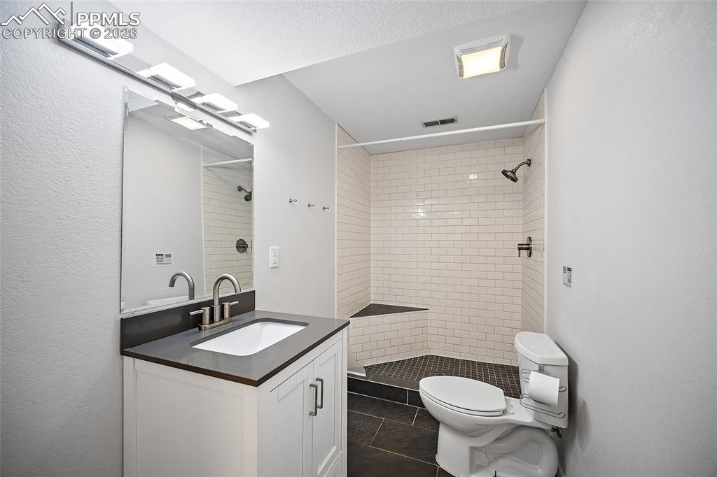 Image 38 of 47: Bathroom