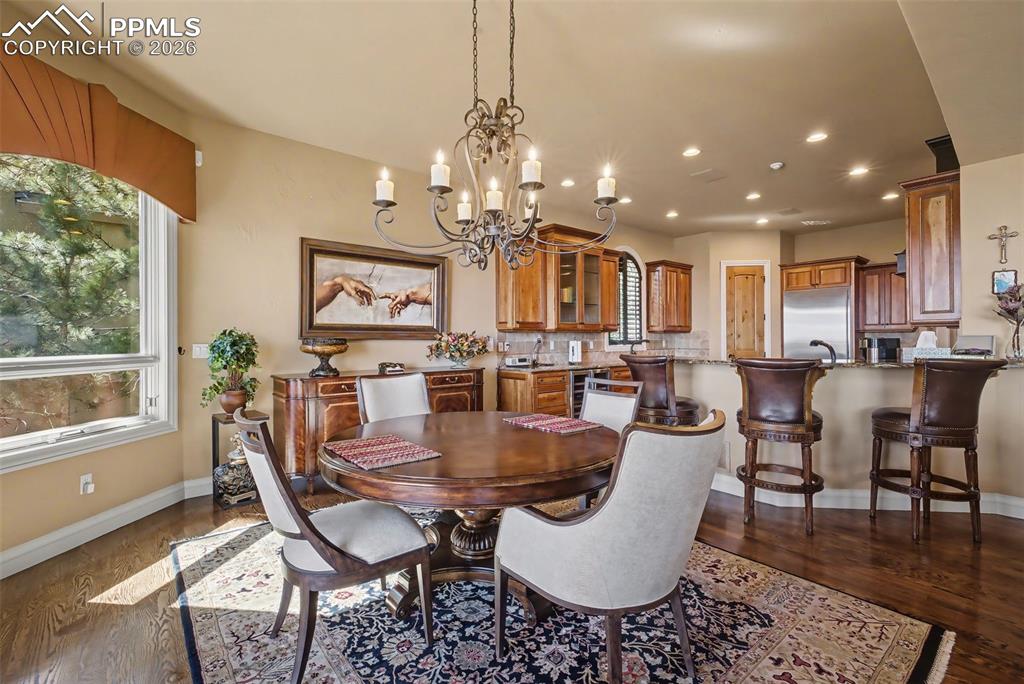 Image 11 of 50: Dining Area