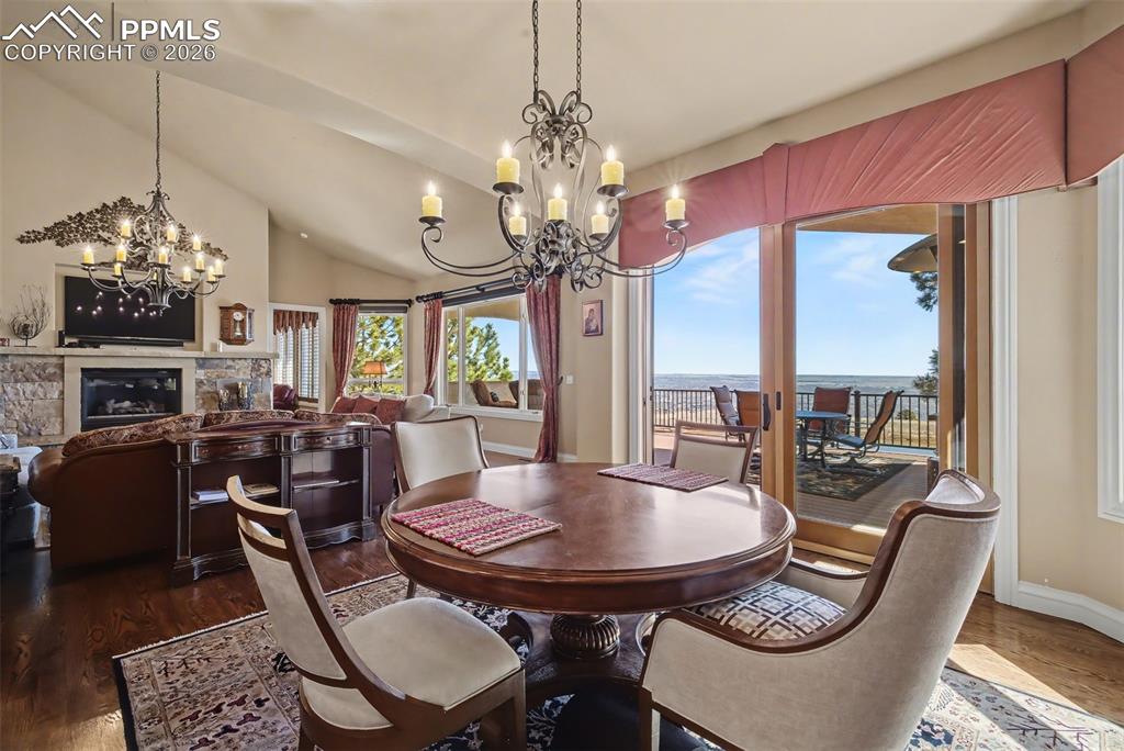 Image 12 of 50: Dining Area