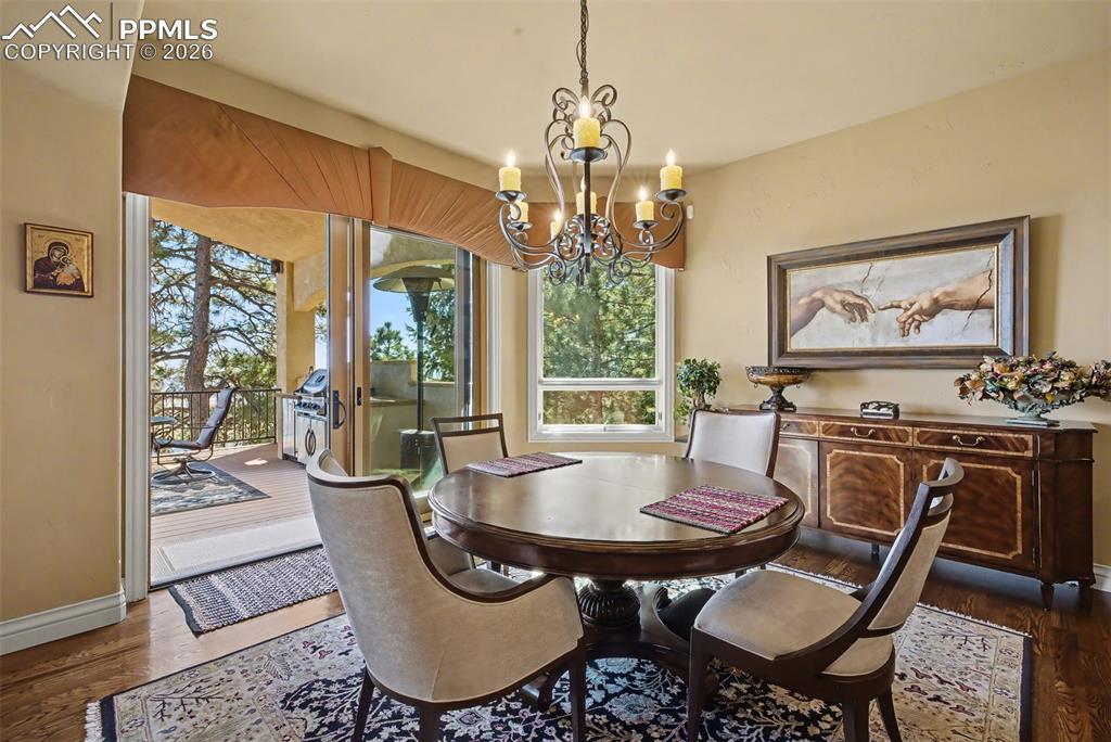 Image 13 of 50: Dining Area