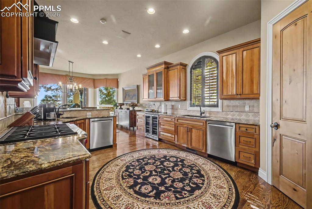 Image 14 of 50: Kitchen