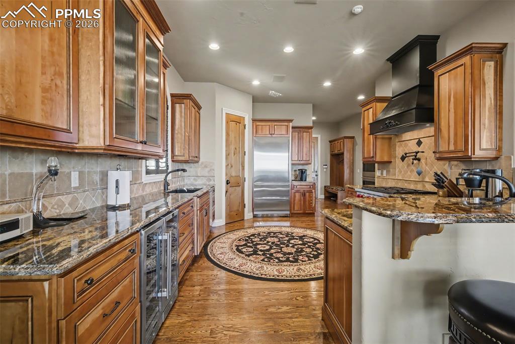 Image 15 of 50: Kitchen