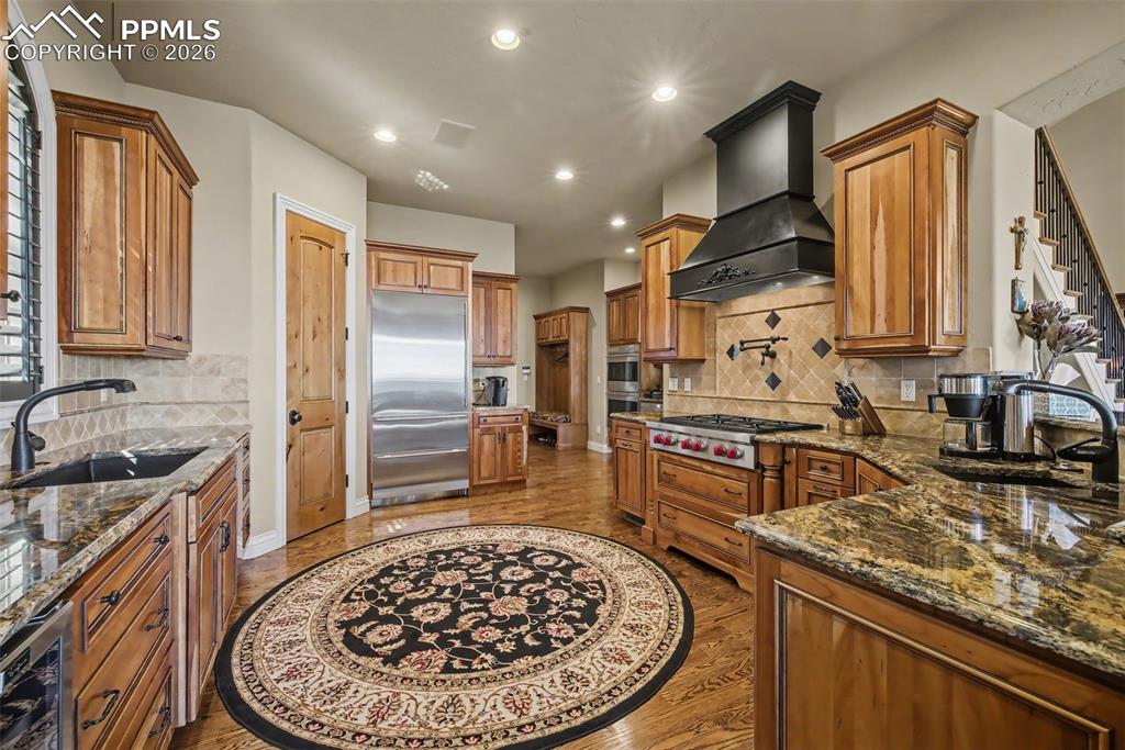 Image 16 of 50: Kitchen