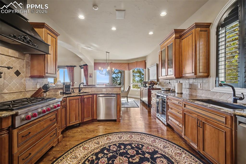 Image 18 of 50: Kitchen