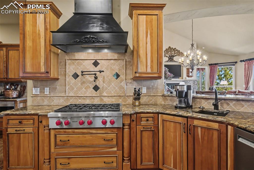 Image 19 of 50: Kitchen