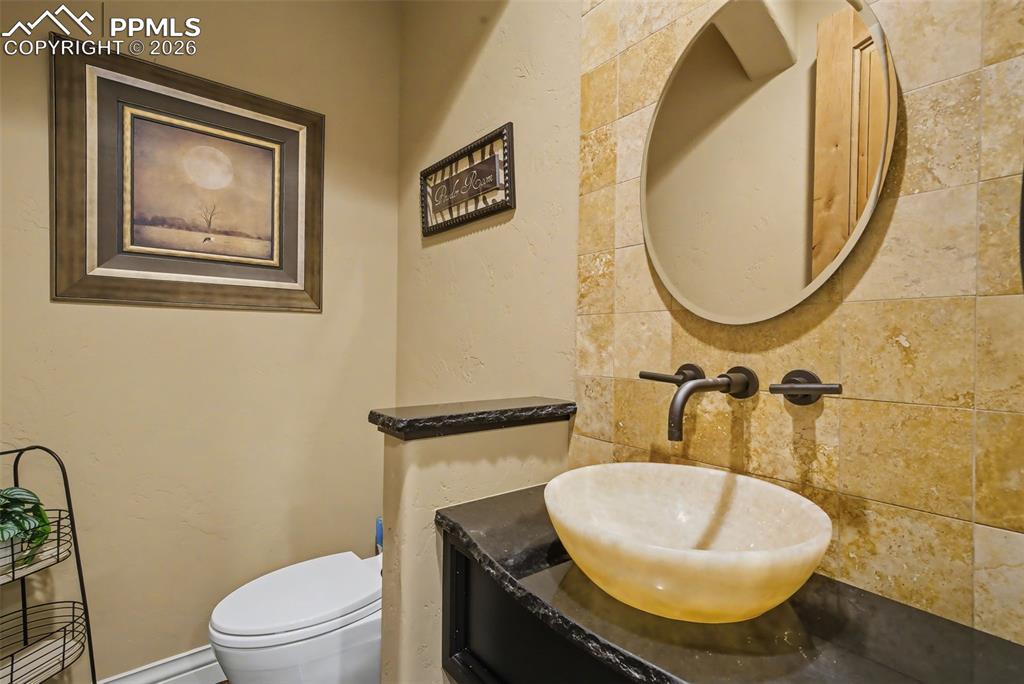 Image 20 of 50: Main level 1/2 bath