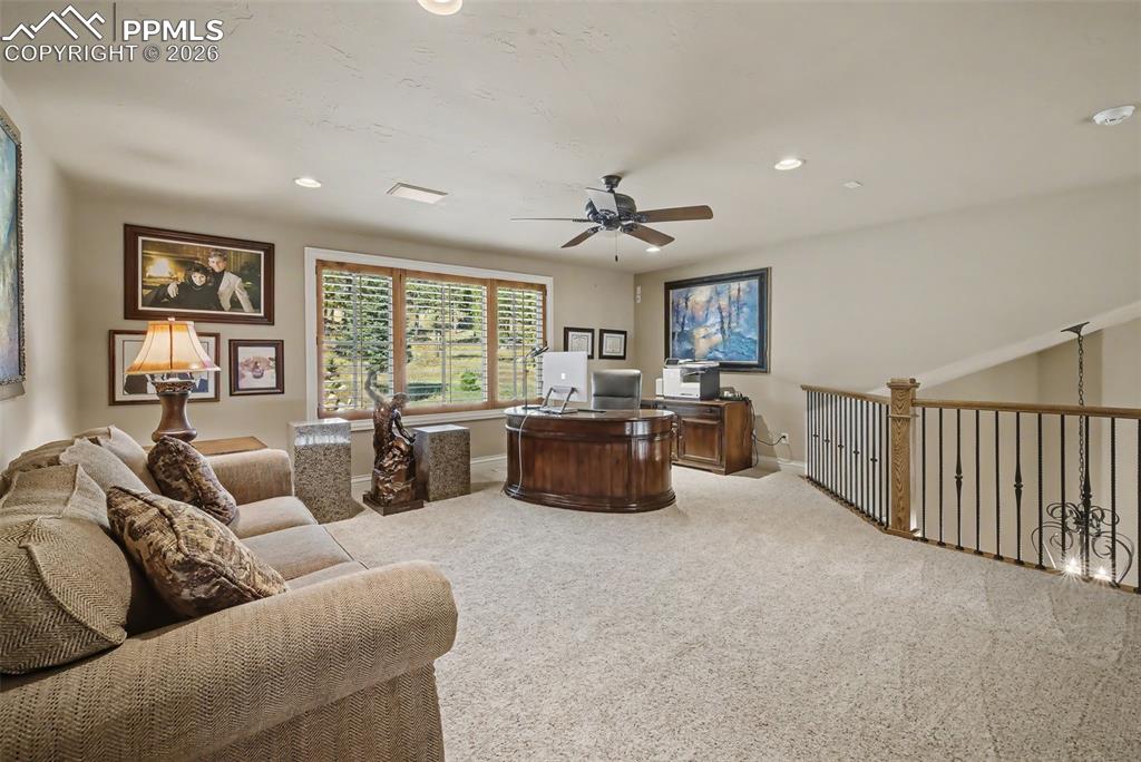 Image 22 of 50: Loft office