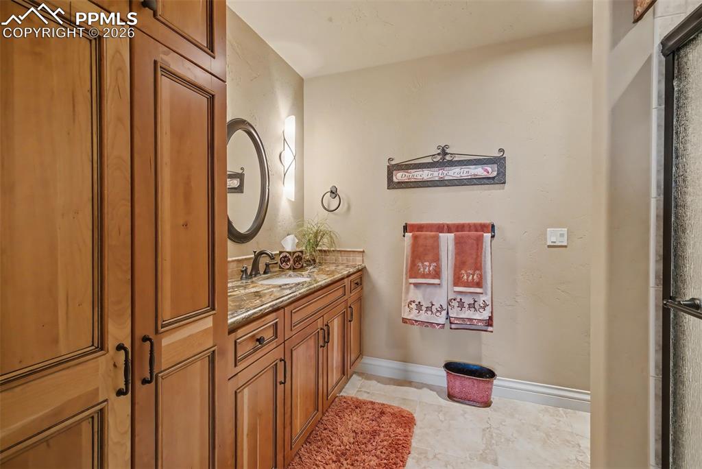 Image 31 of 50: Bathroom