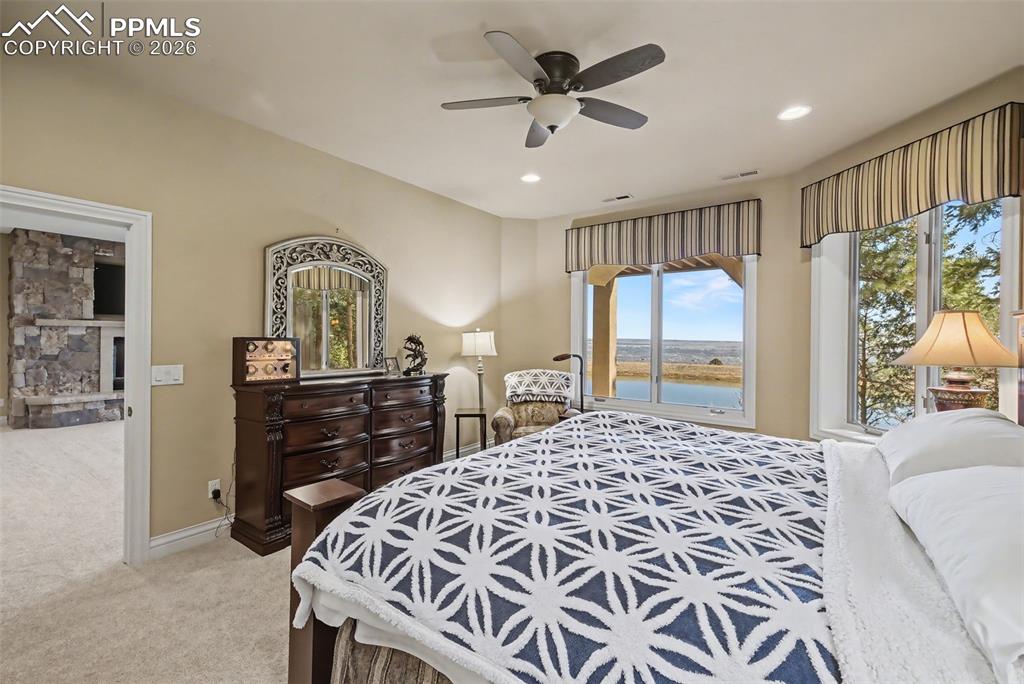 Image 39 of 50: Bedroom