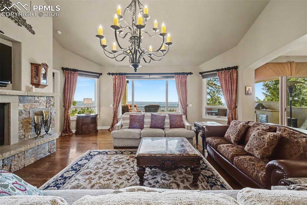 Image 7 of 50: Great Room