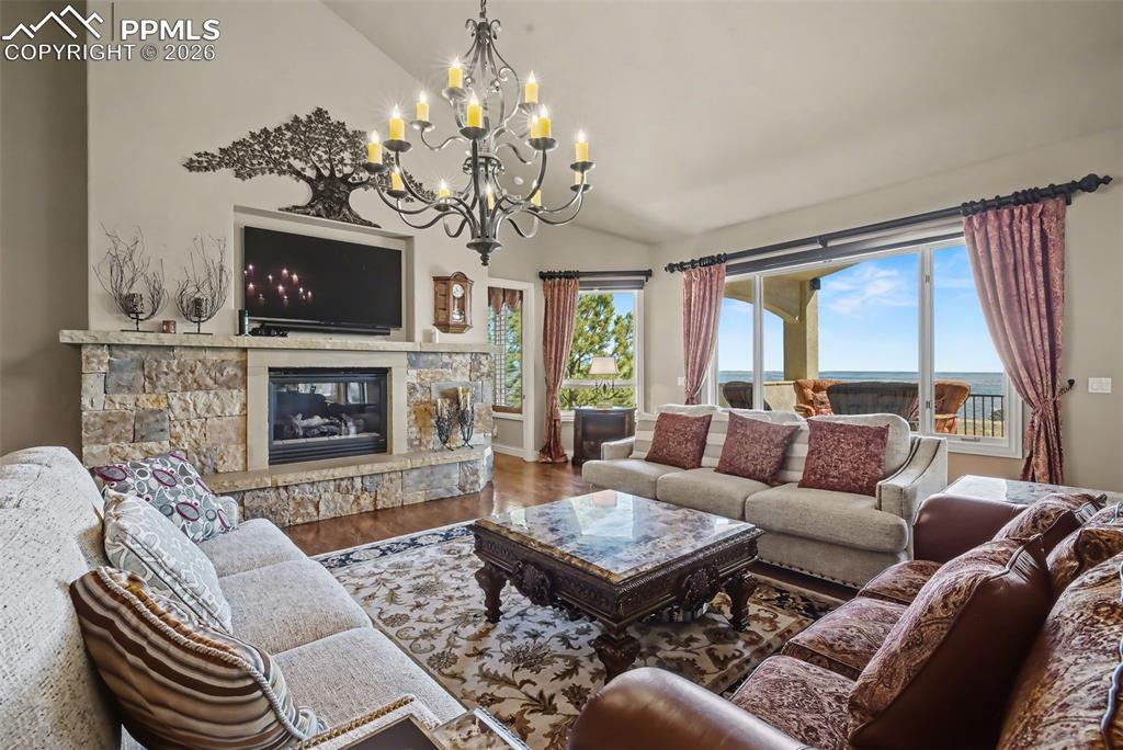 Image 8 of 50: Great Room