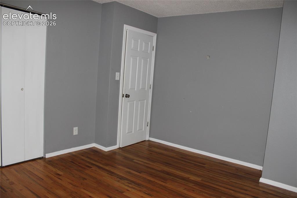 Image 19 of 45: Bedroom