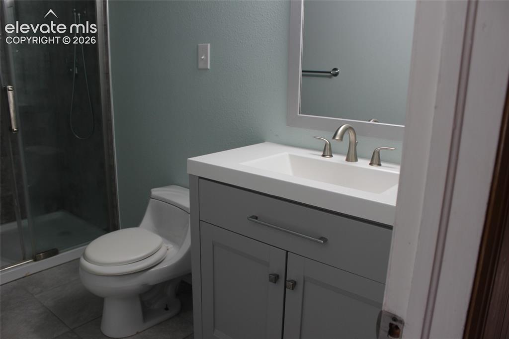 Image 32 of 45: Bathroom