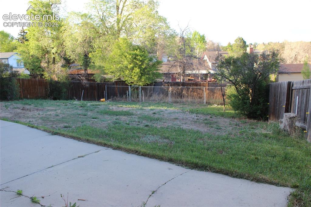 Image 42 of 45: Yard