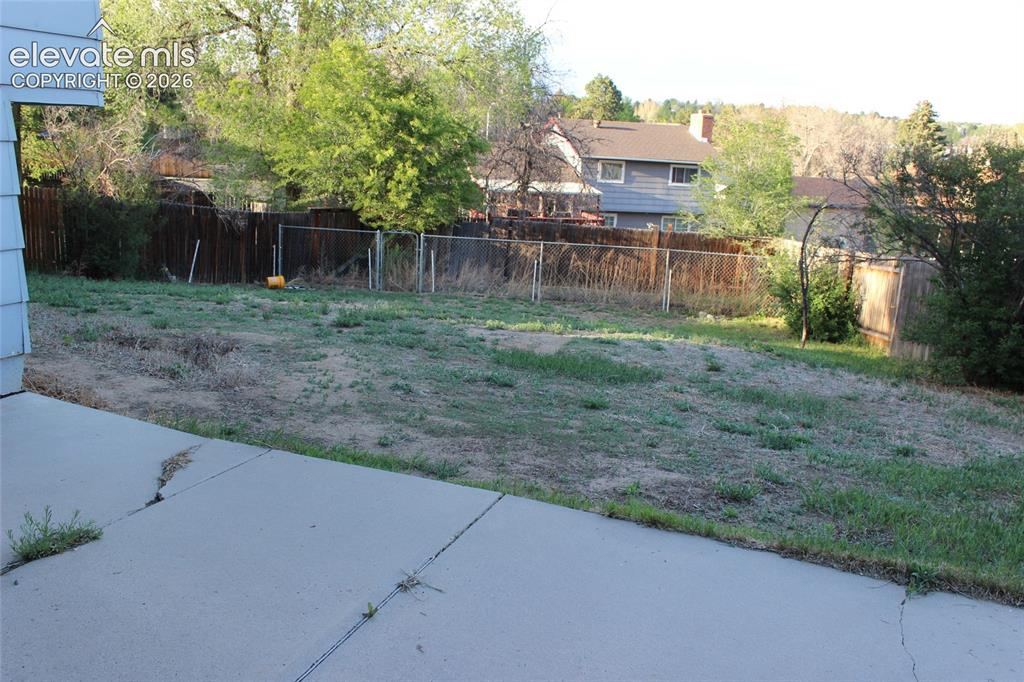 Image 43 of 45: Yard