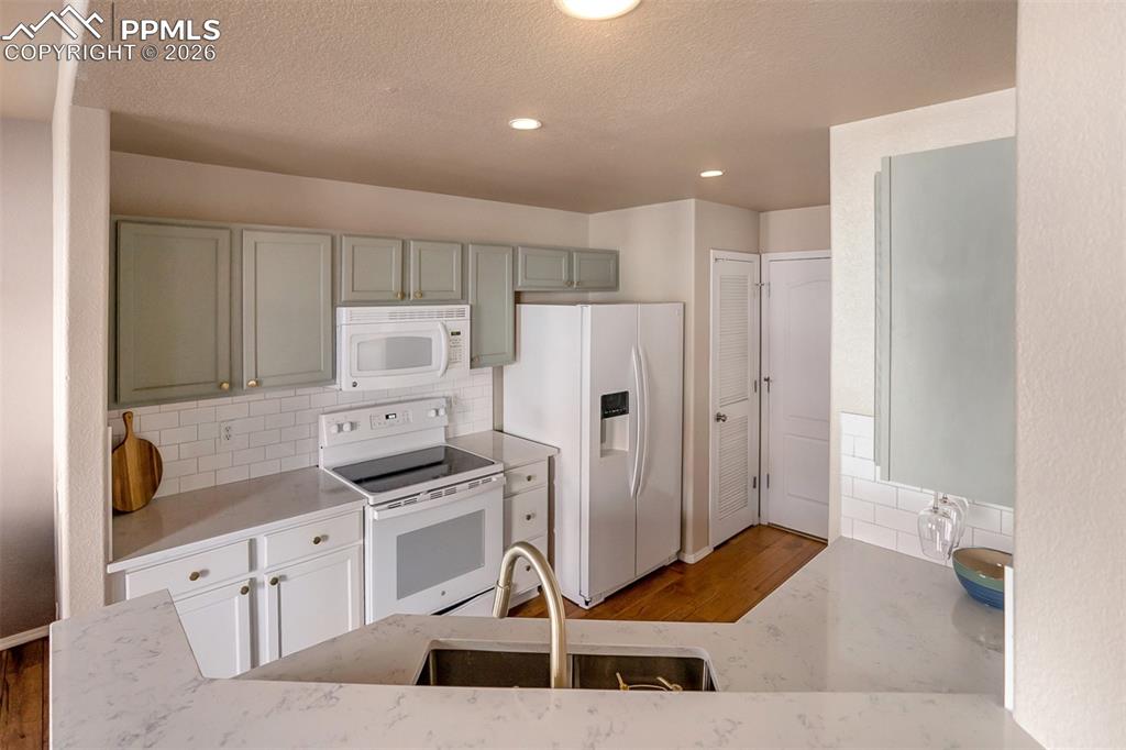 Image 6 of 26: Kitchen