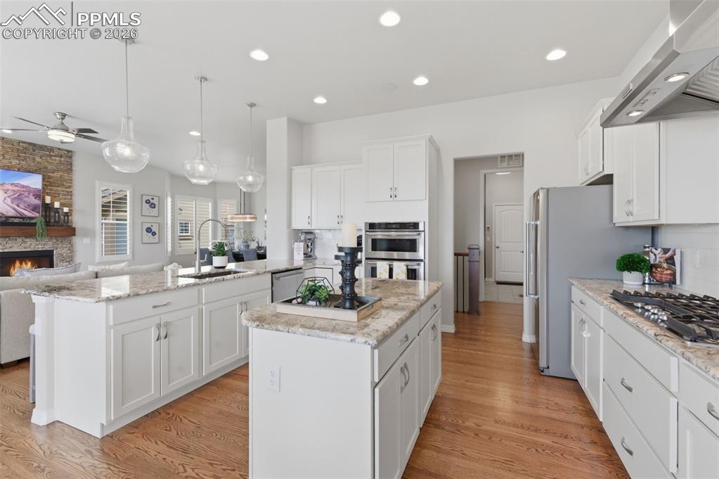 Image 5 of 50: Elegant Granite Counters