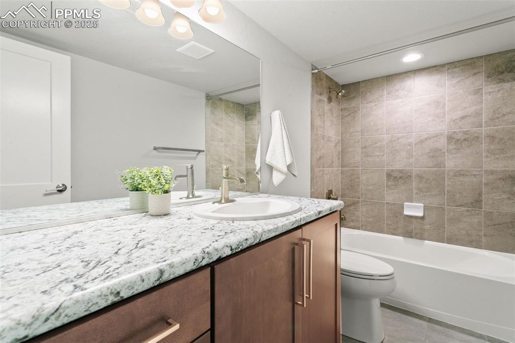 Image 25 of 46: Bathroom