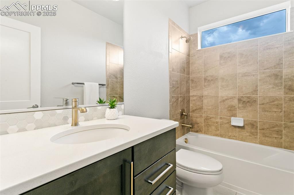 Image 39 of 46: Bathroom