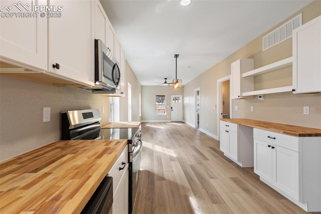 Image 10 of 23: Kitchen