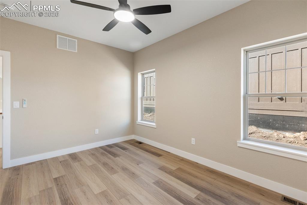 Image 14 of 23: Bedroom