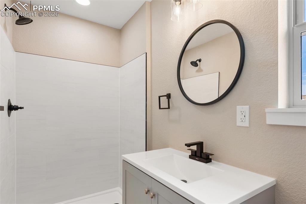 Image 16 of 23: Bathroom