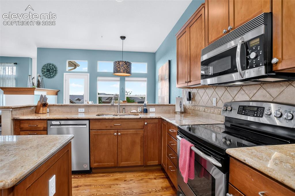 Image 15 of 44: Kitchen